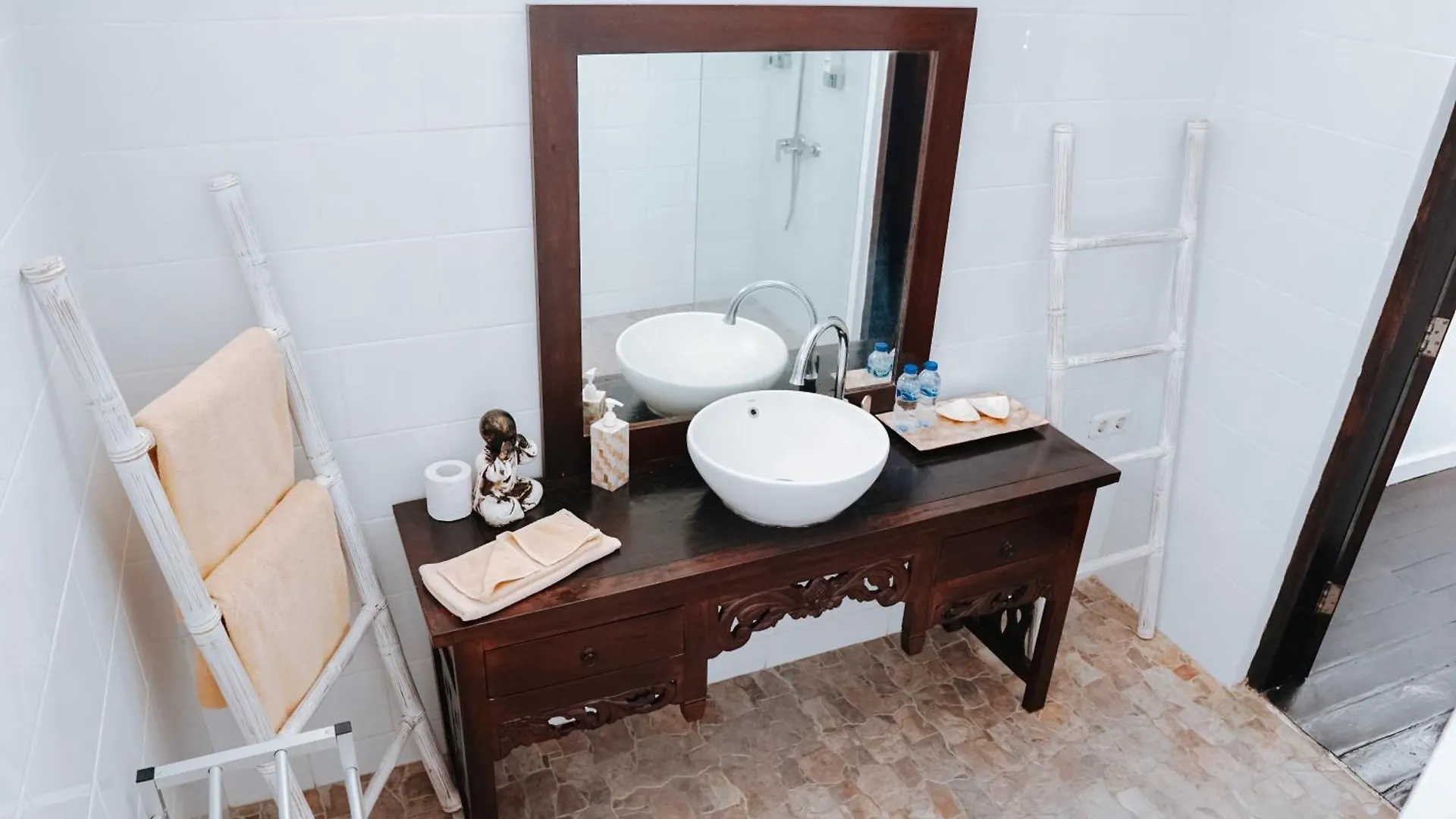 Ahimsa Moon Villa Seminyak  Σεμινιάκ