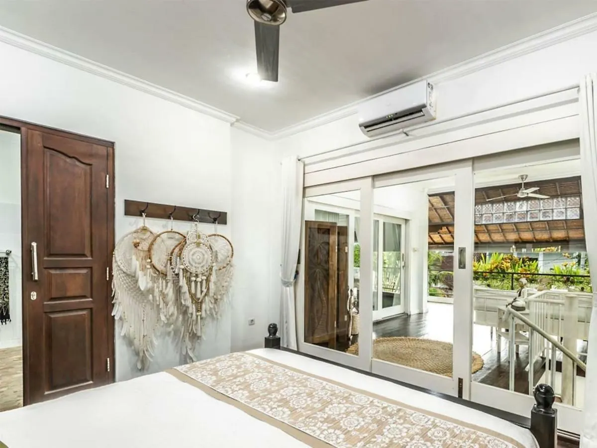 Ahimsa Moon Villa Seminyak  Σεμινιάκ
